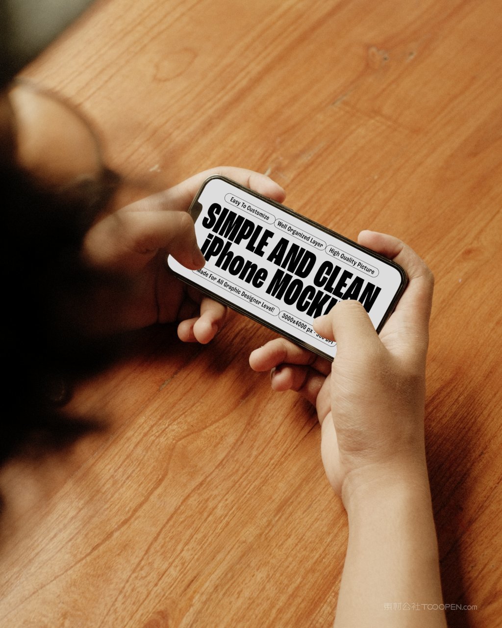 拿着iphone手机样机