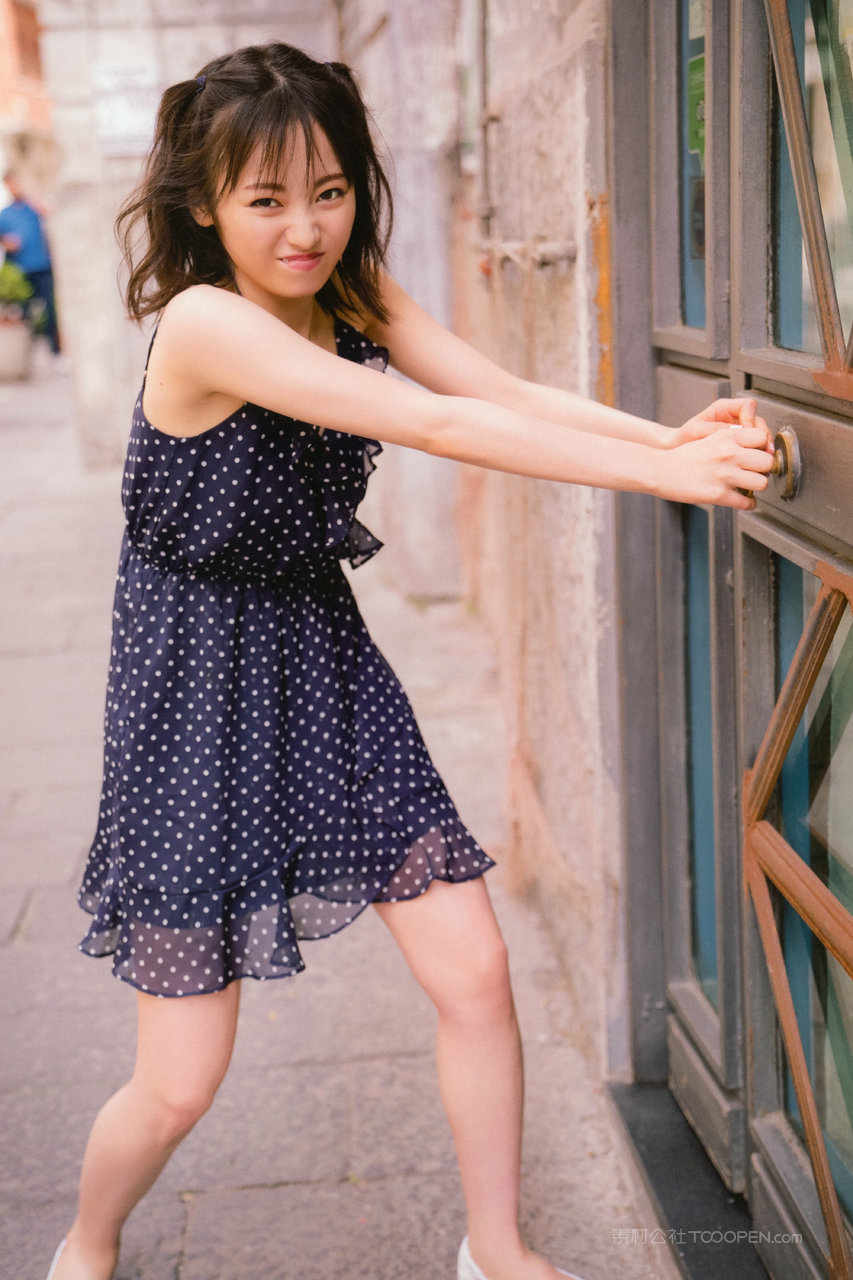 穿波点长裙的日本邻家女孩图片