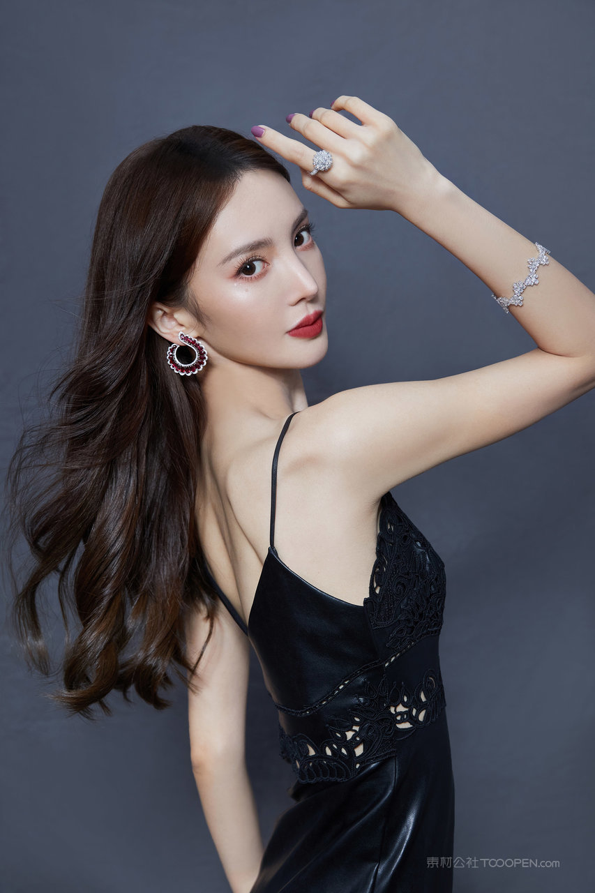 内娱女明星金晨黑色吊带长裙性感写真图片