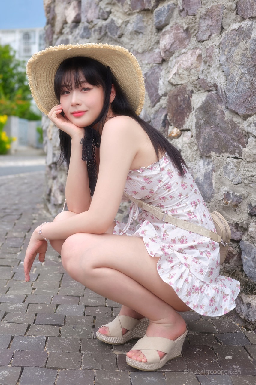 穿碎花连衣裙的韩国美女高清人像摄影图片