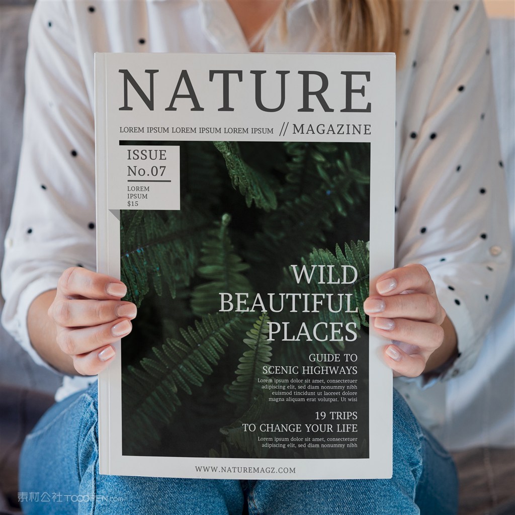 特写坐着的女人双手捧着自然杂志样机展示