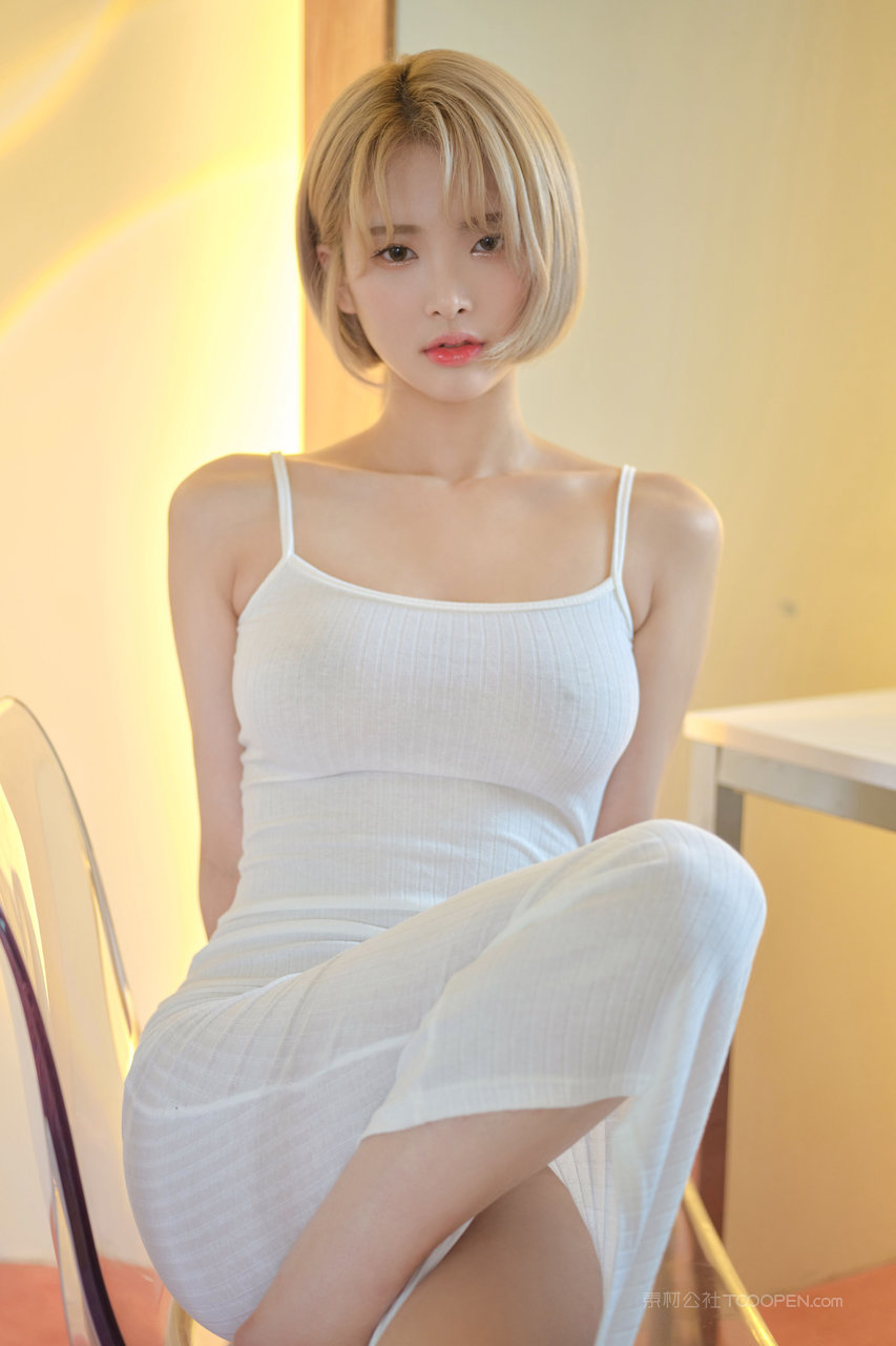 穿白色吊带裙的韩国金色短发美女性感写真图片