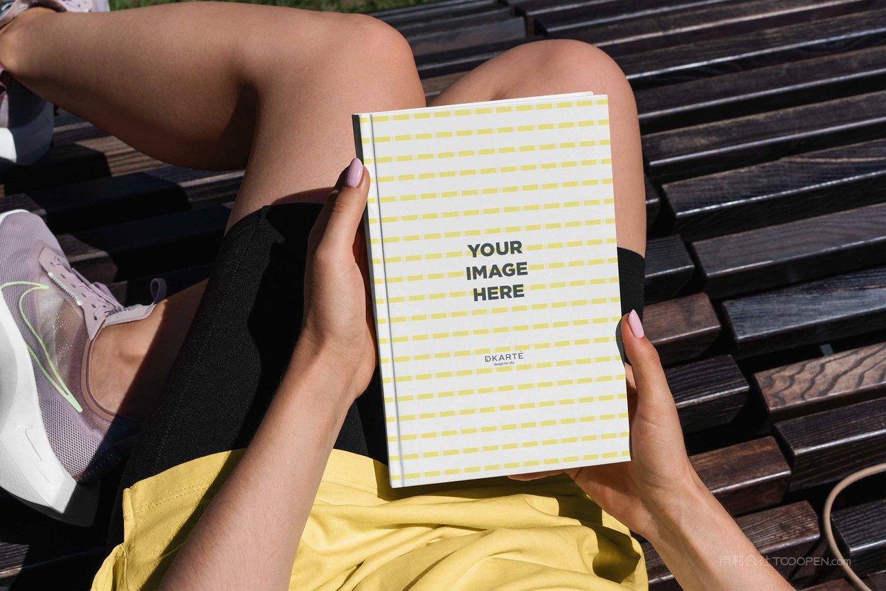 女人手里的书籍样机