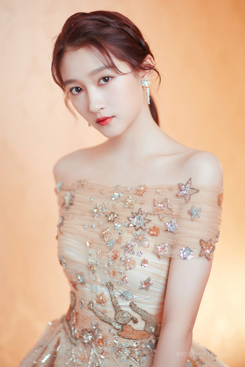 中国清纯时尚美女明星关晓彤唯美写真图片