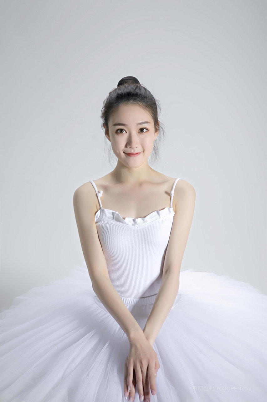 大眼睛美女舞蹈老师艺术写真图片