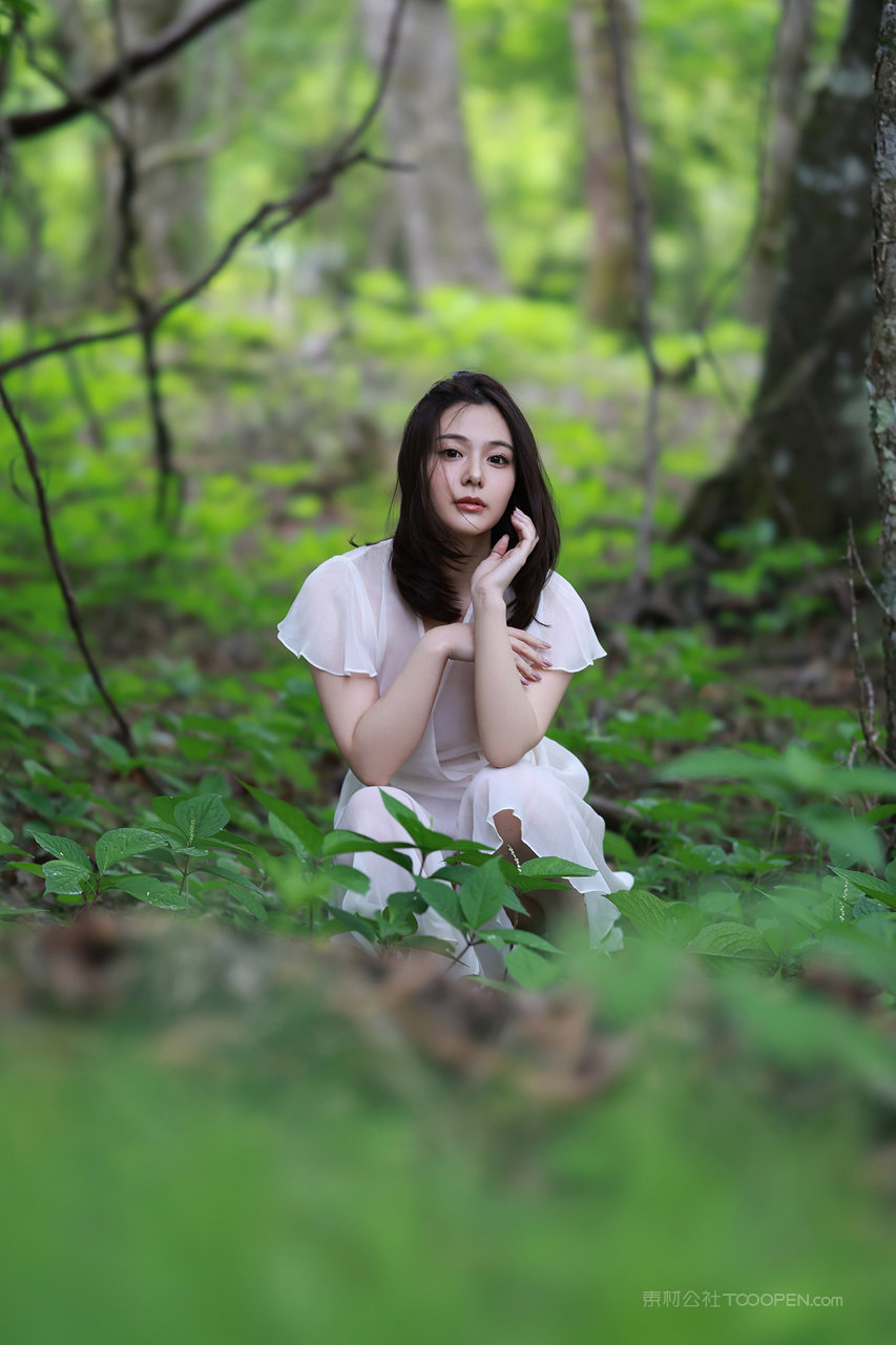 蹲在森林中的白裙女生日本人体艺术图片