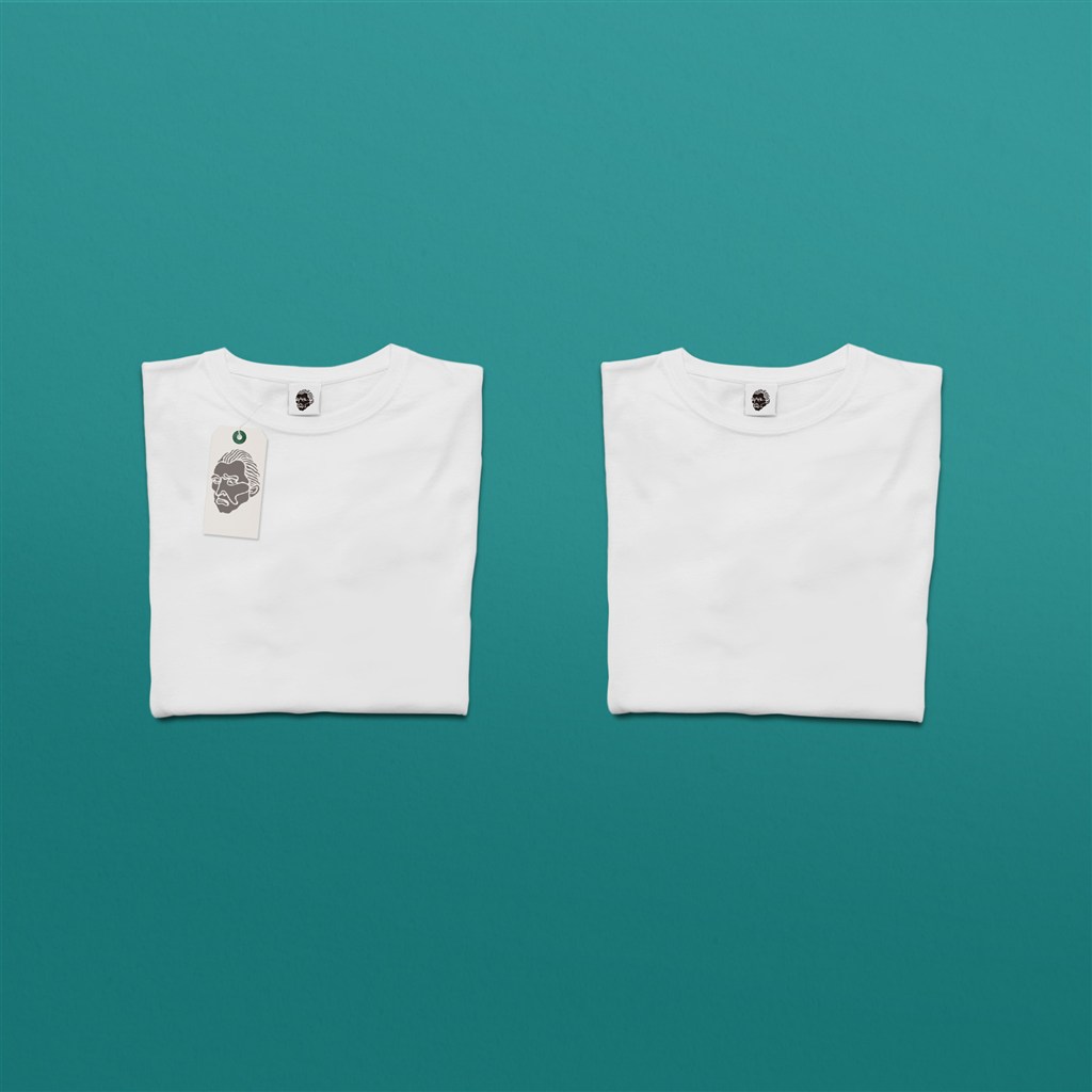 叠好的白色短袖T恤样机