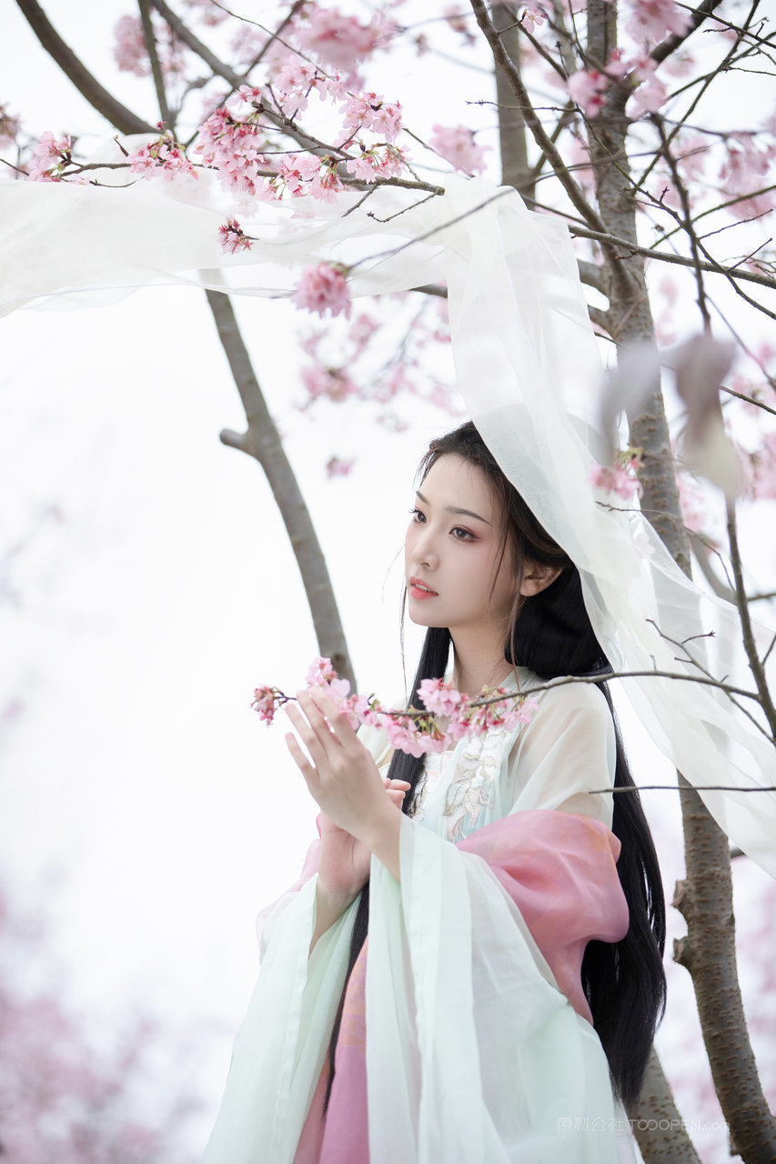 精品国内99秀人网古装美女个人艺术照图片