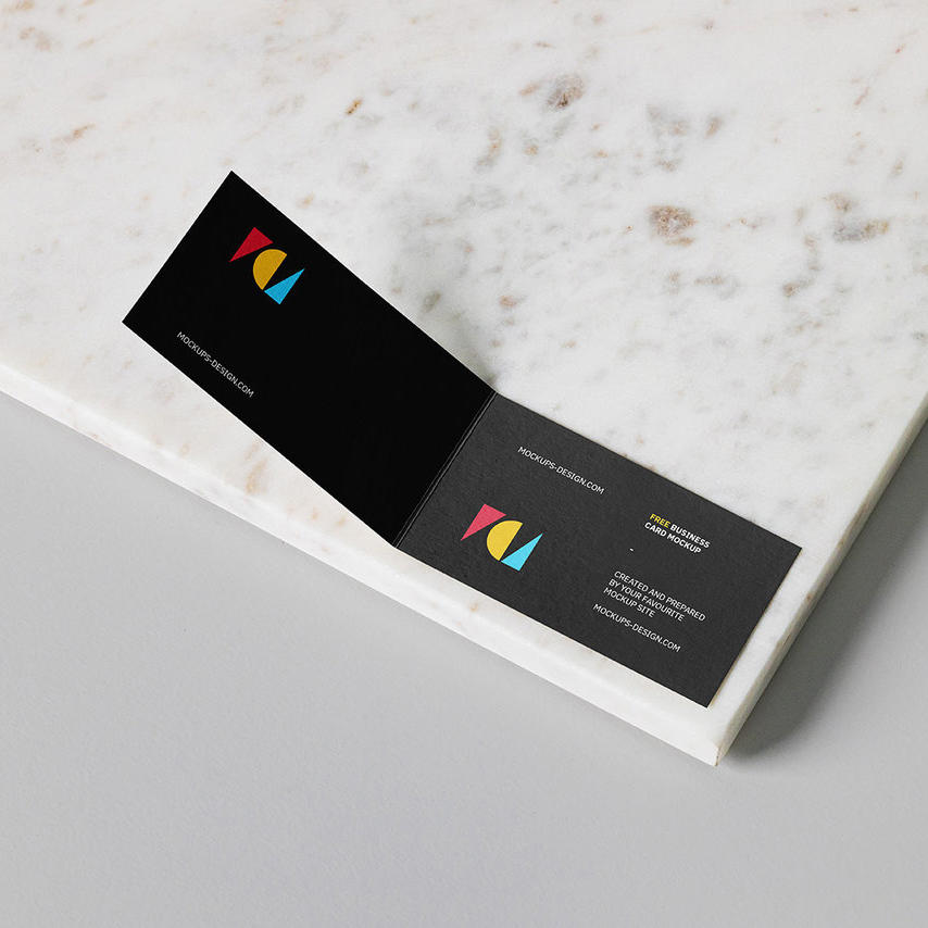 大理石上的折叠名片贴图样机