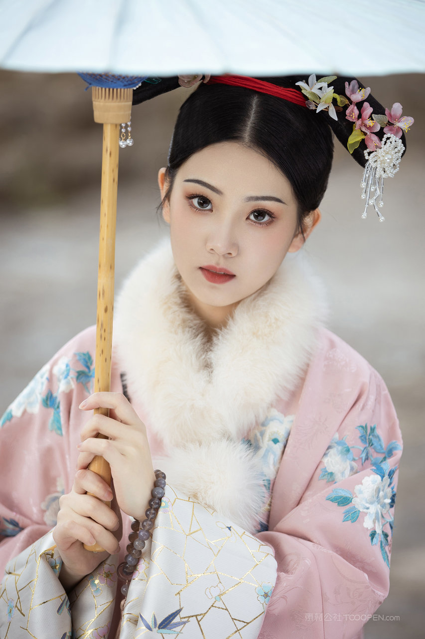 撑着伞的大眼睛旗袍美女国潮古风艺术照图片