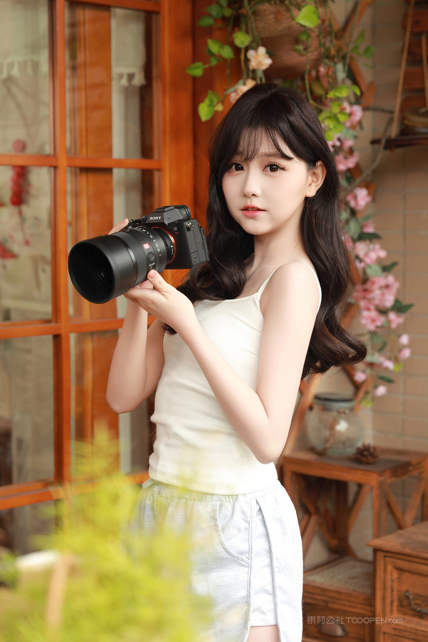 拿着相机的可爱女生头像