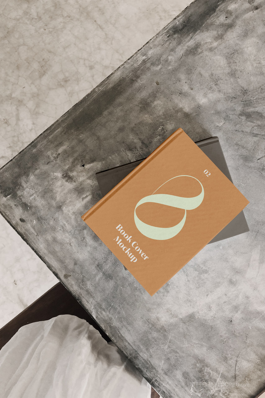 复古桌子上的书籍画册封面贴图样机