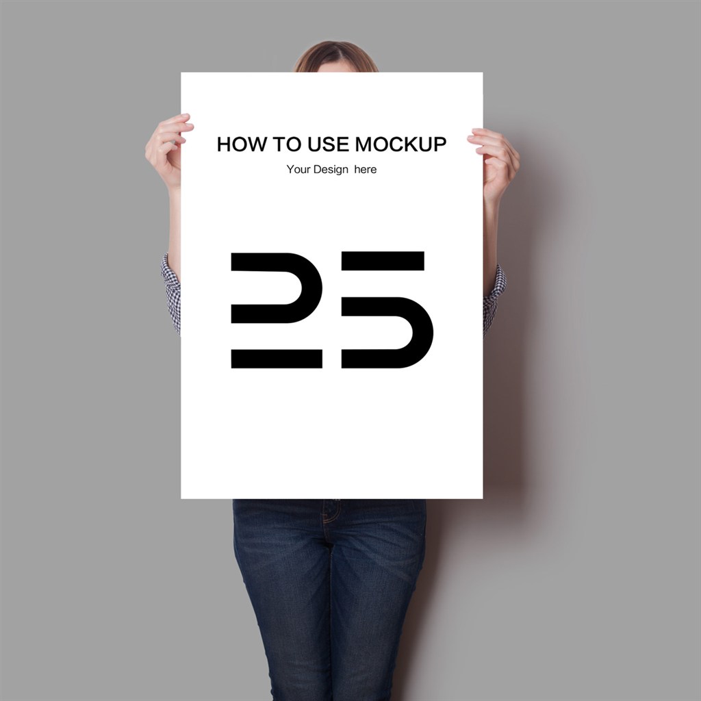 手拿海报样机贴图