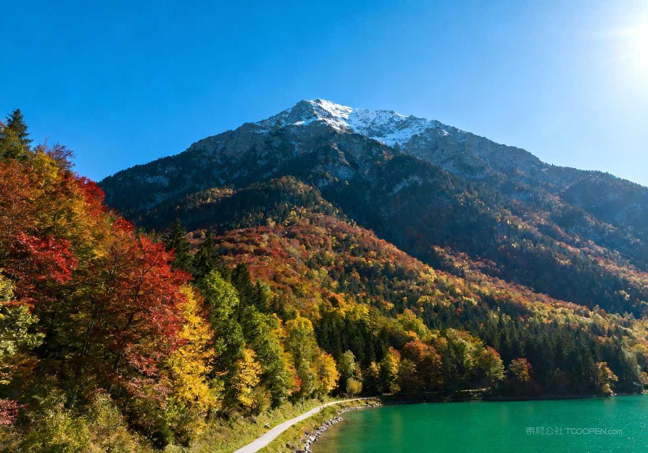 秋季唯美青山山峰意境天空湖泊山水