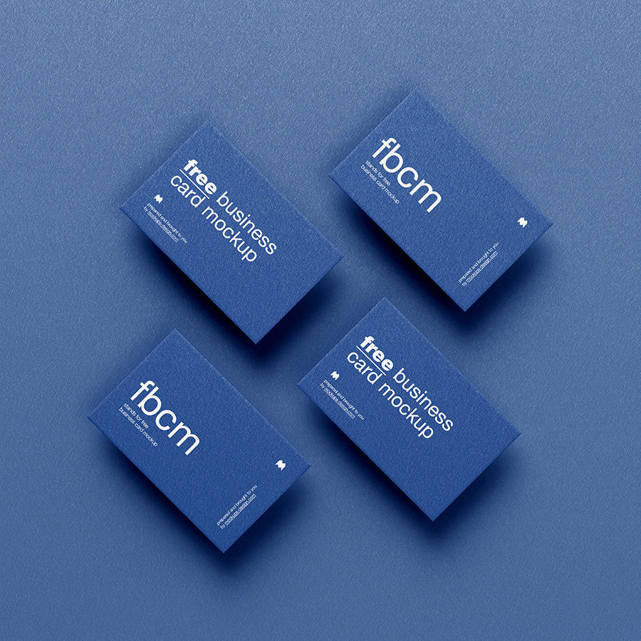 一组简约大气的蓝色商务名片样机