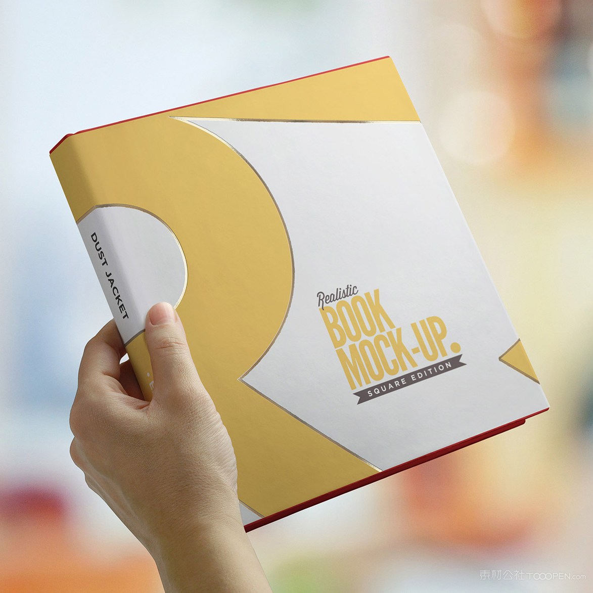 手拿正方形书本画册贴图样机