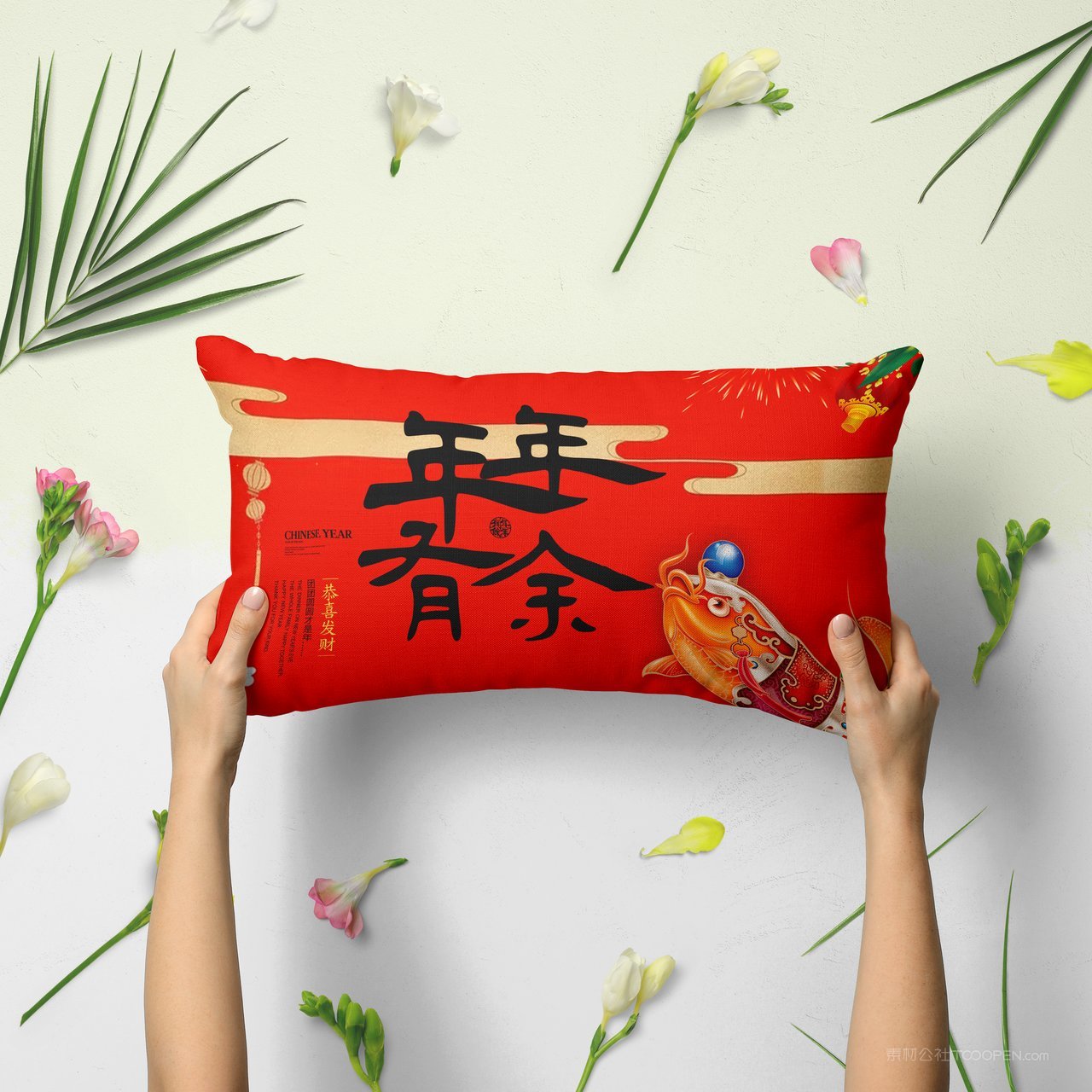 红色年年有余国潮文创抱枕样机 (3)