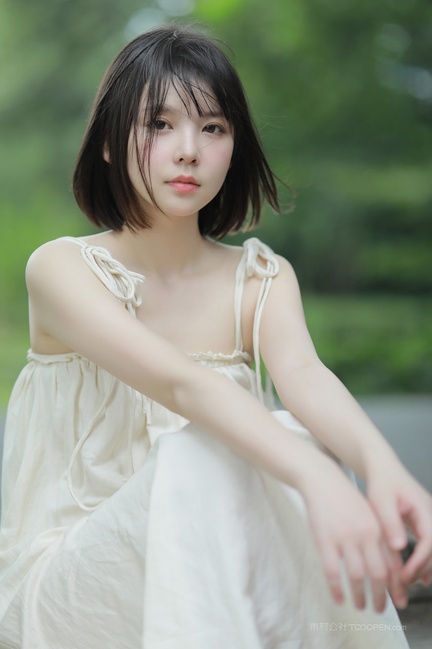 凌乱短发女生温柔气质美女头像图片