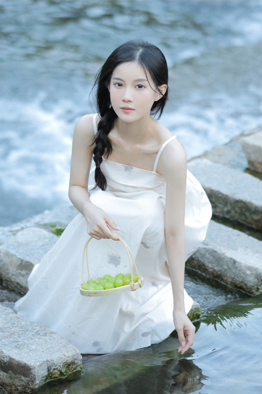 小溪边玩水的甜美女孩白幼瘦美女4K高清手机壁纸图片