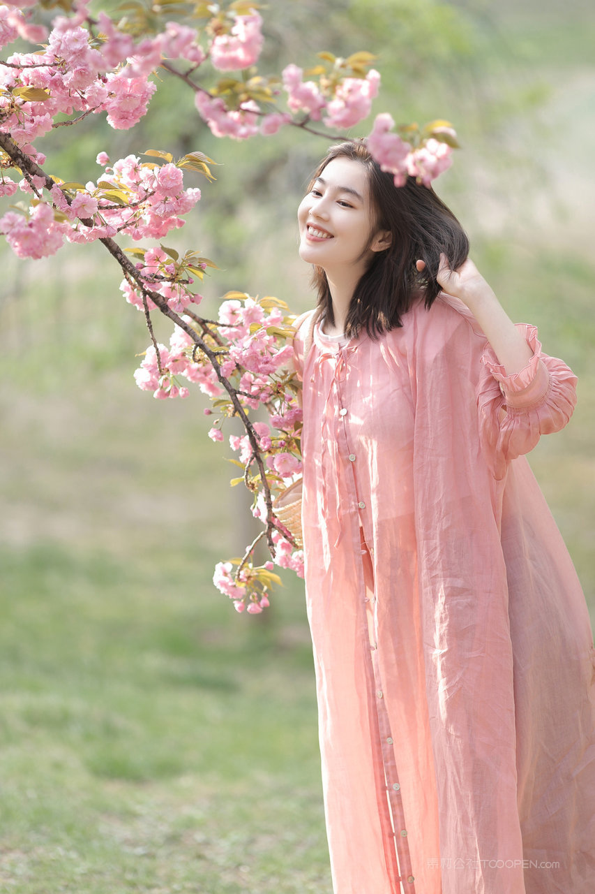 桃花树下的甜美养眼女生高清手机壁纸图片
