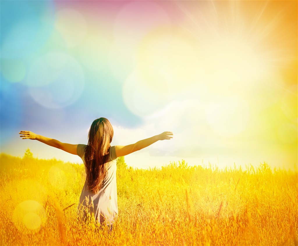 在麦田的时尚美女