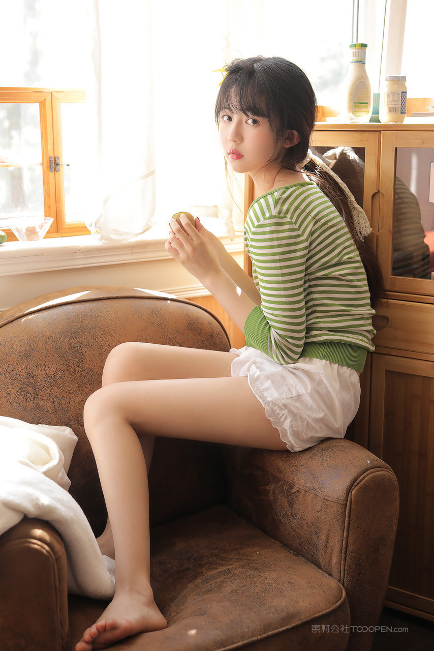 光滑美腿小美女居家生活照图片