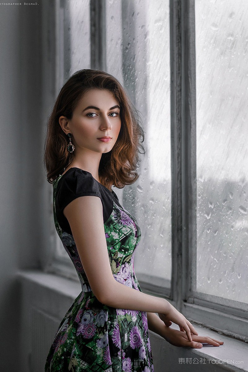 站在窗户边的欧美美女图片