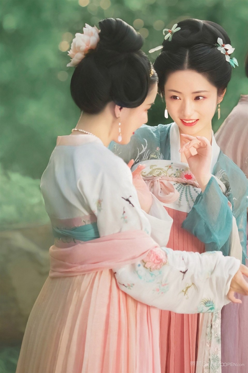 古装汉服美女子间谈话美女图片