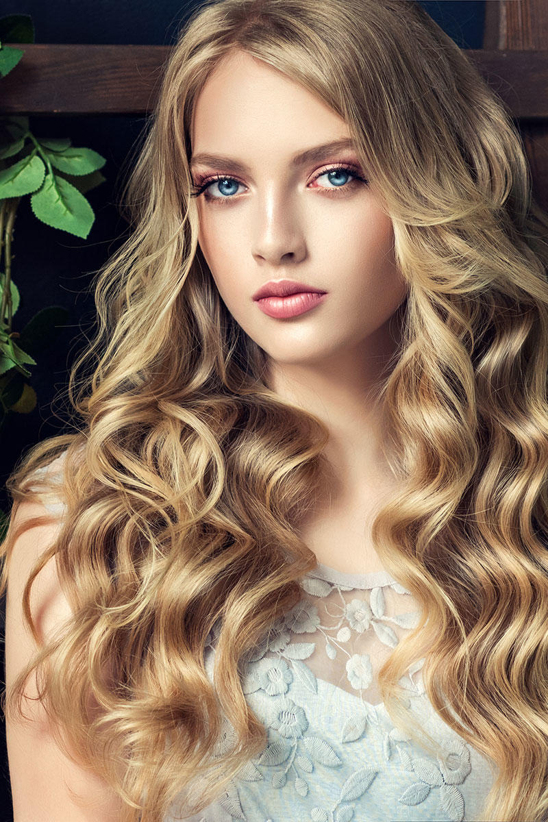 卷发美少女图片