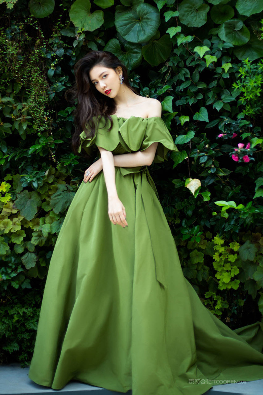 穿着绿色露肩长裙的美女明星宋妍霏图片