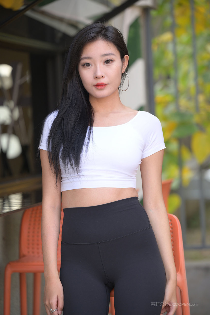 黑色瑜伽裤美女图片