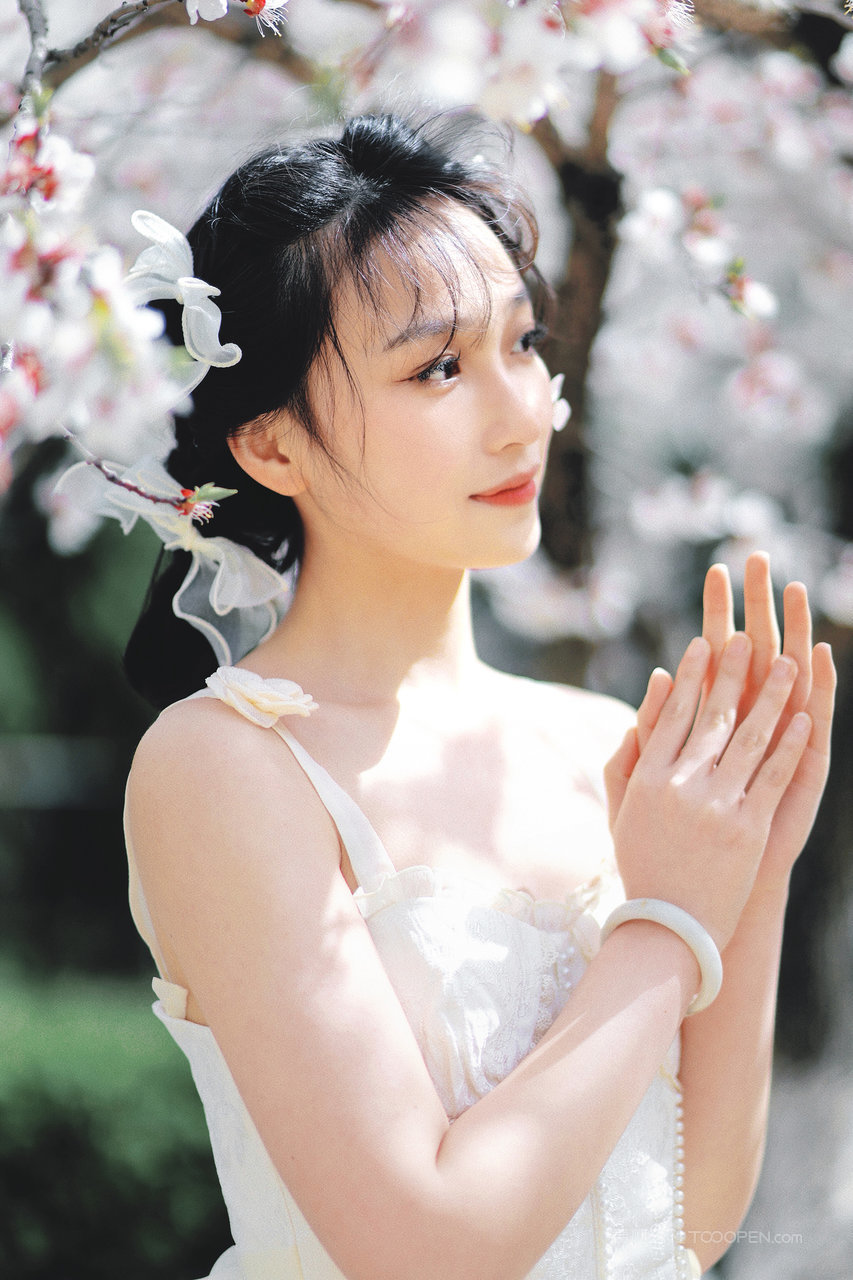 吹弹可破的白皙肌肤美女春日郊游摄影图片