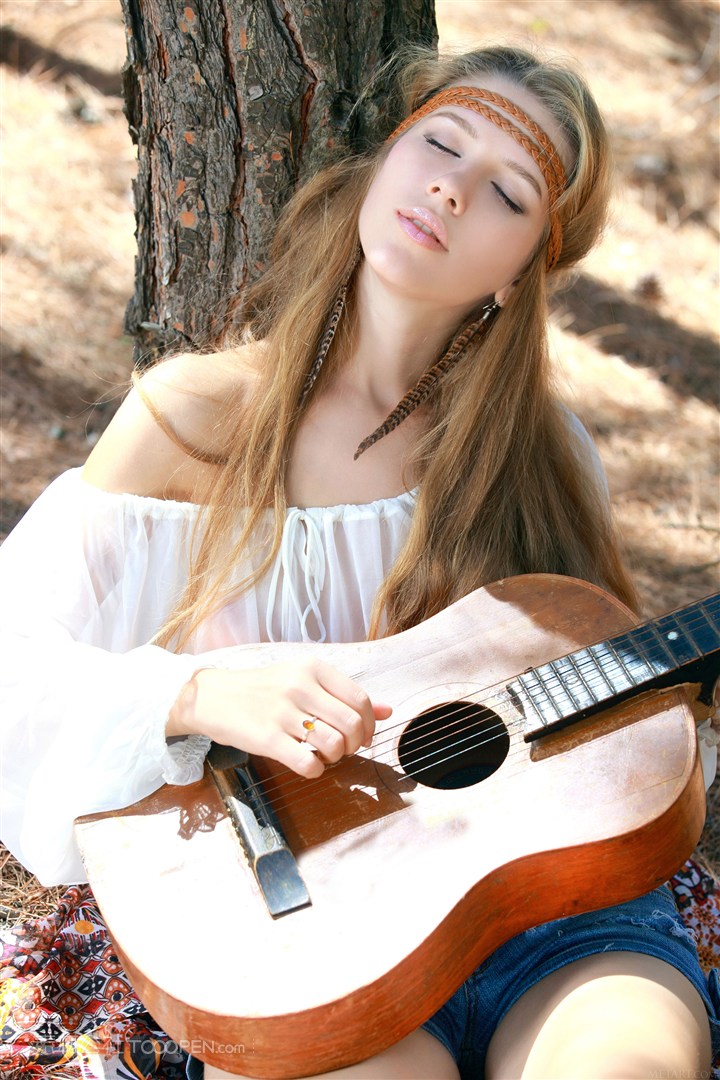 弹吉他的欧美文艺美女图片高清