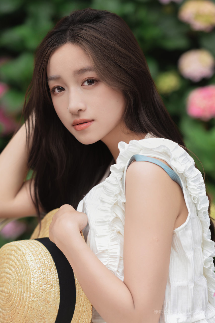 国产久久精品粉嫩美女大学生**艺术照