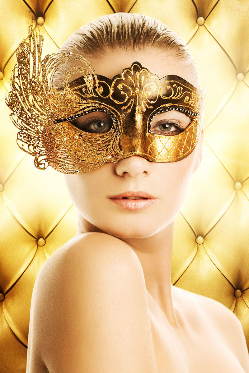 戴黄金面具的气质裸体美女图片