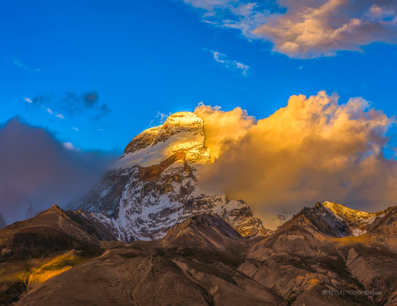 夕阳下的卓木拉日峰摄影图片