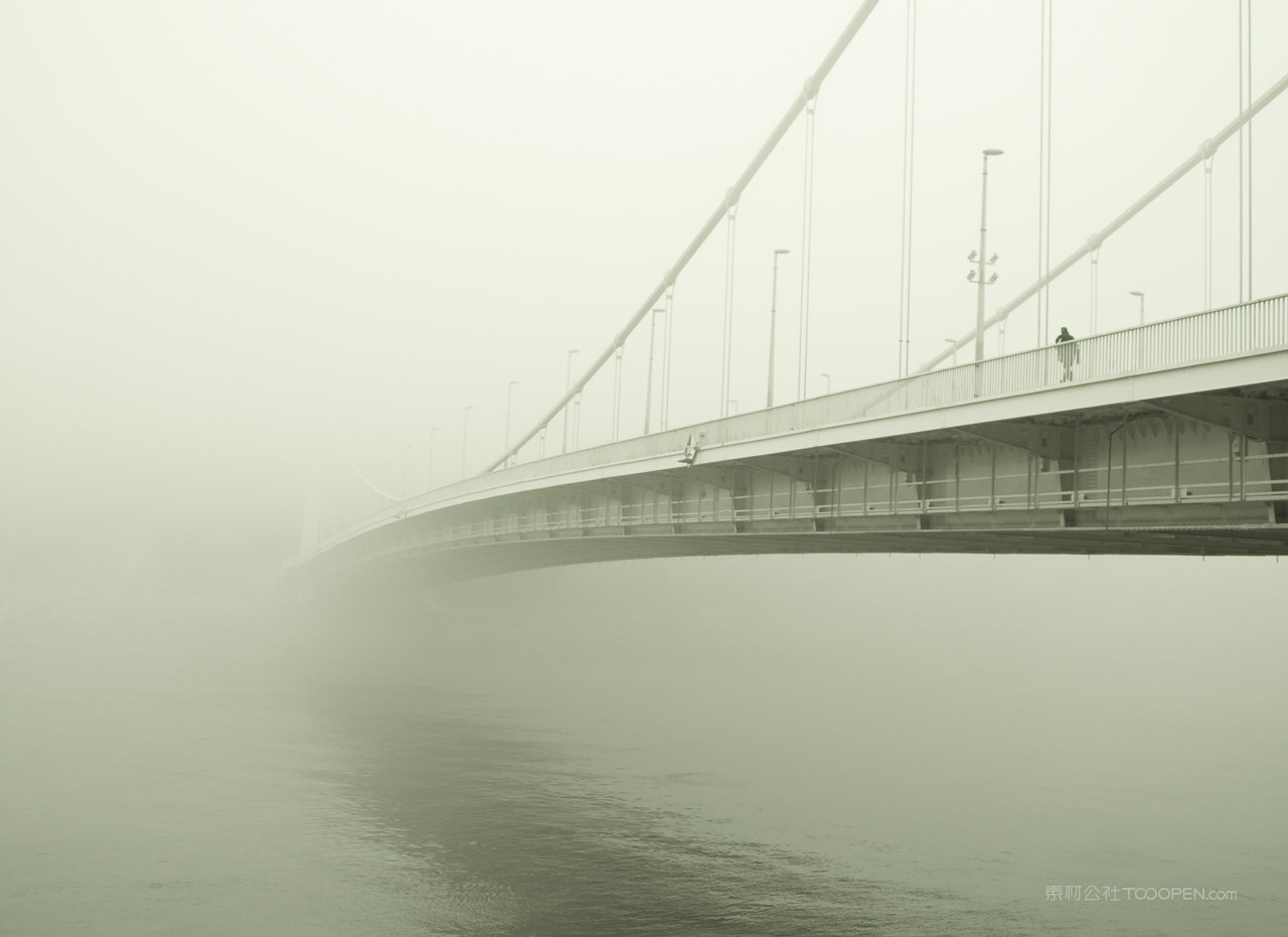 薄雾高速桥风景画图片
