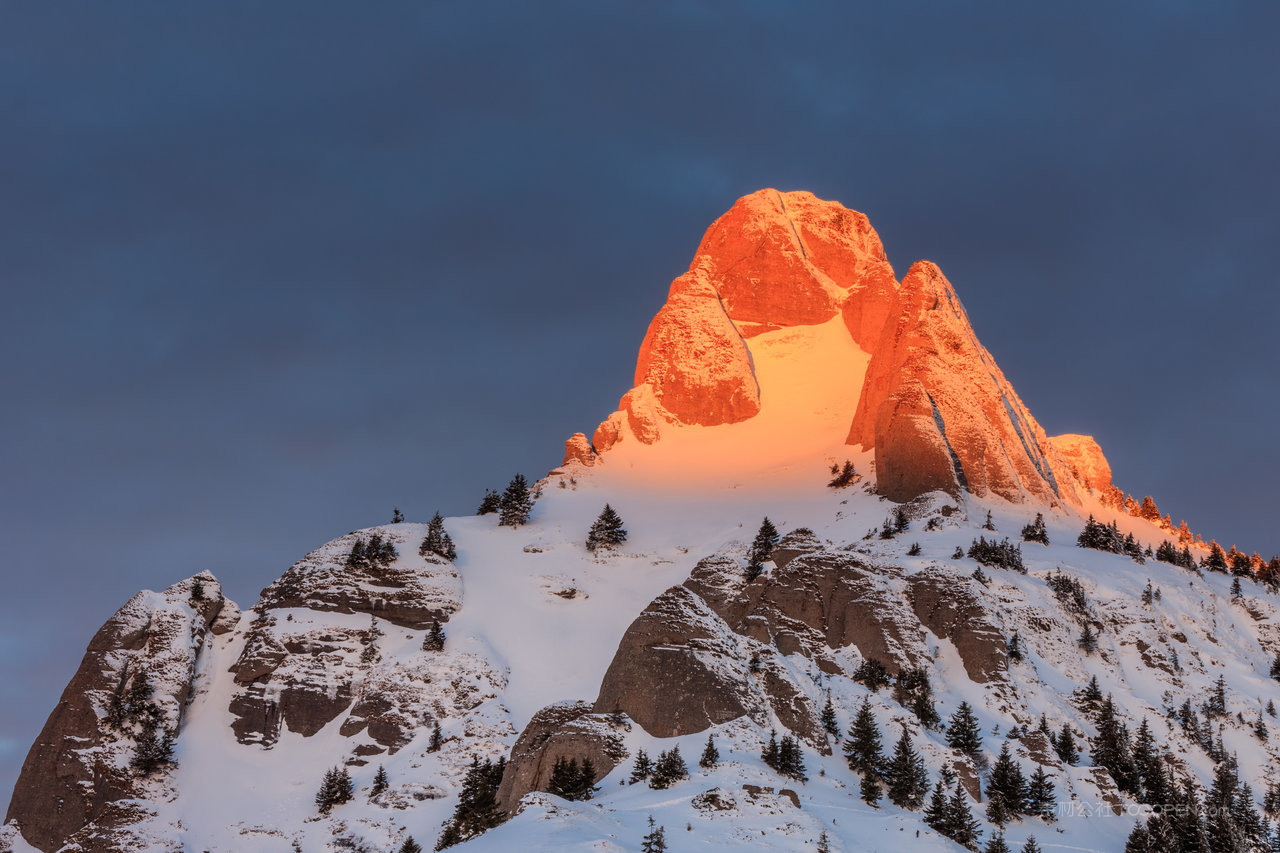 日照金山高清图片