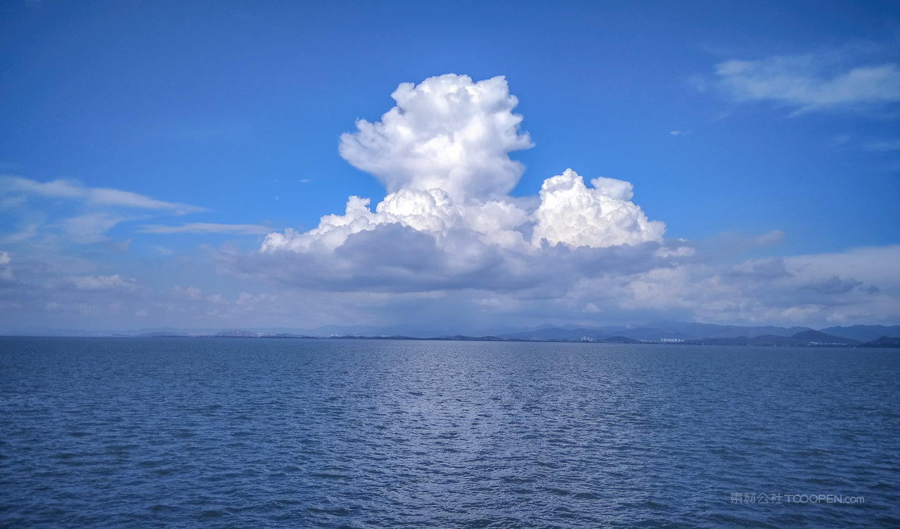 大理洱海海边云彩蓝天白云