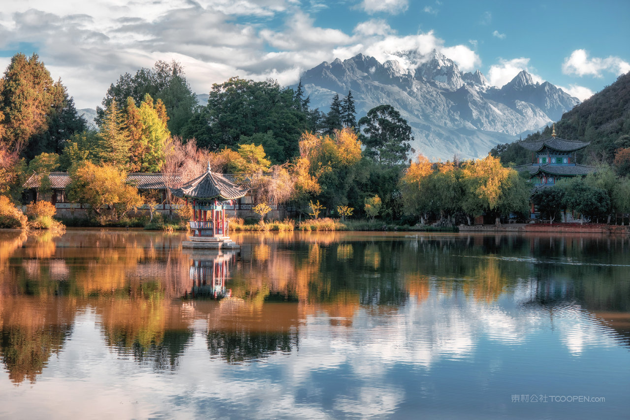 云南丽江黑龙潭风光