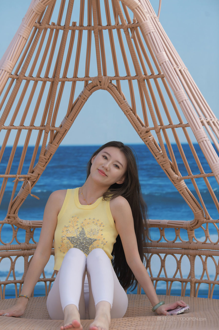 白色瑜伽裤美女图片