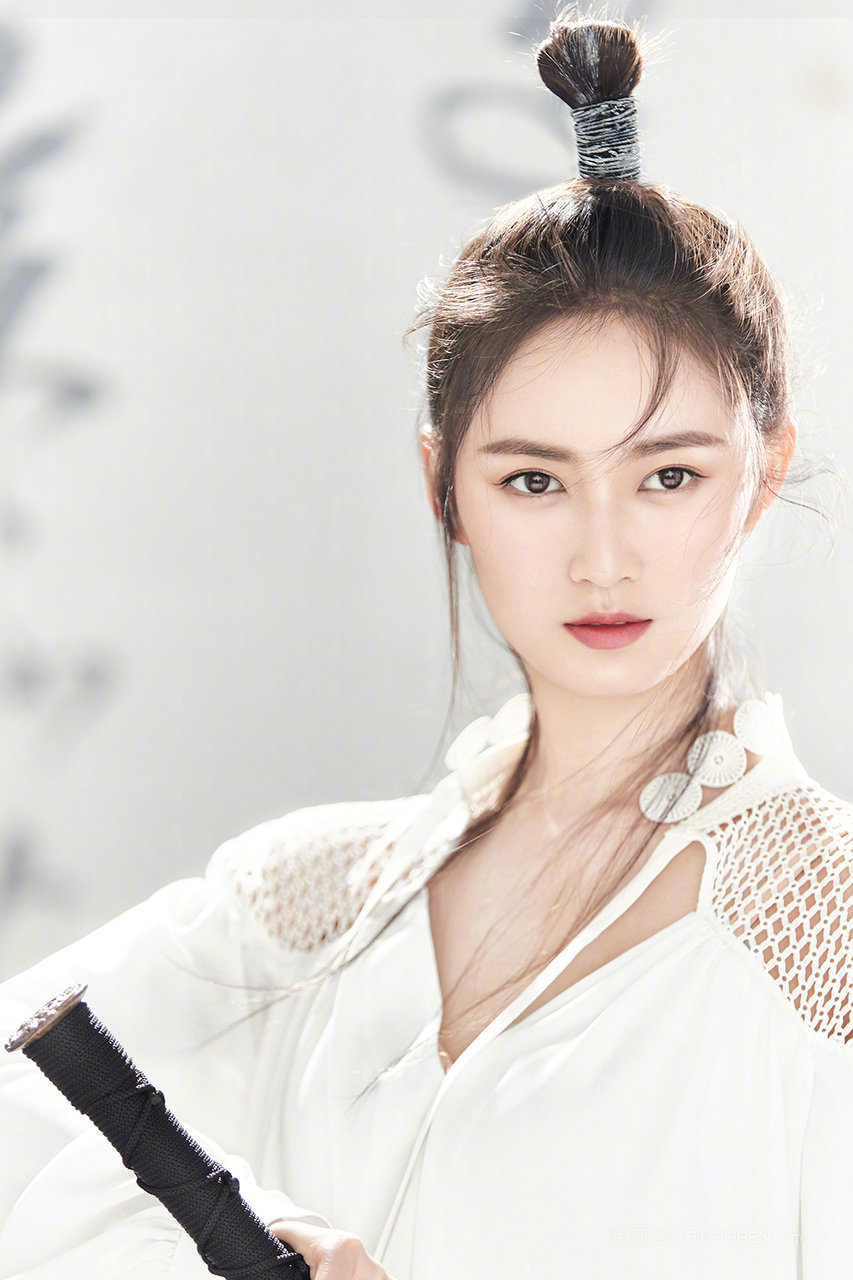 高清女明星陈钰琪一身侠客装艺术写真图片