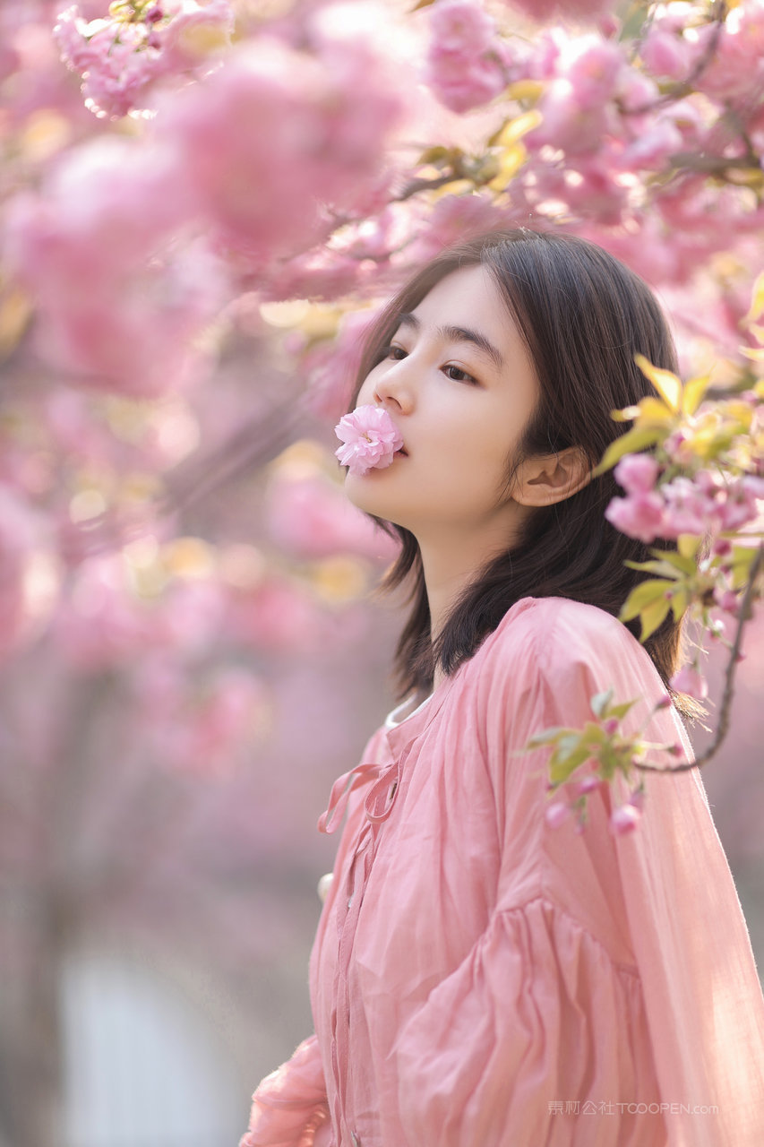 嘴含鲜花的气质美女主播高清养眼壁纸图片