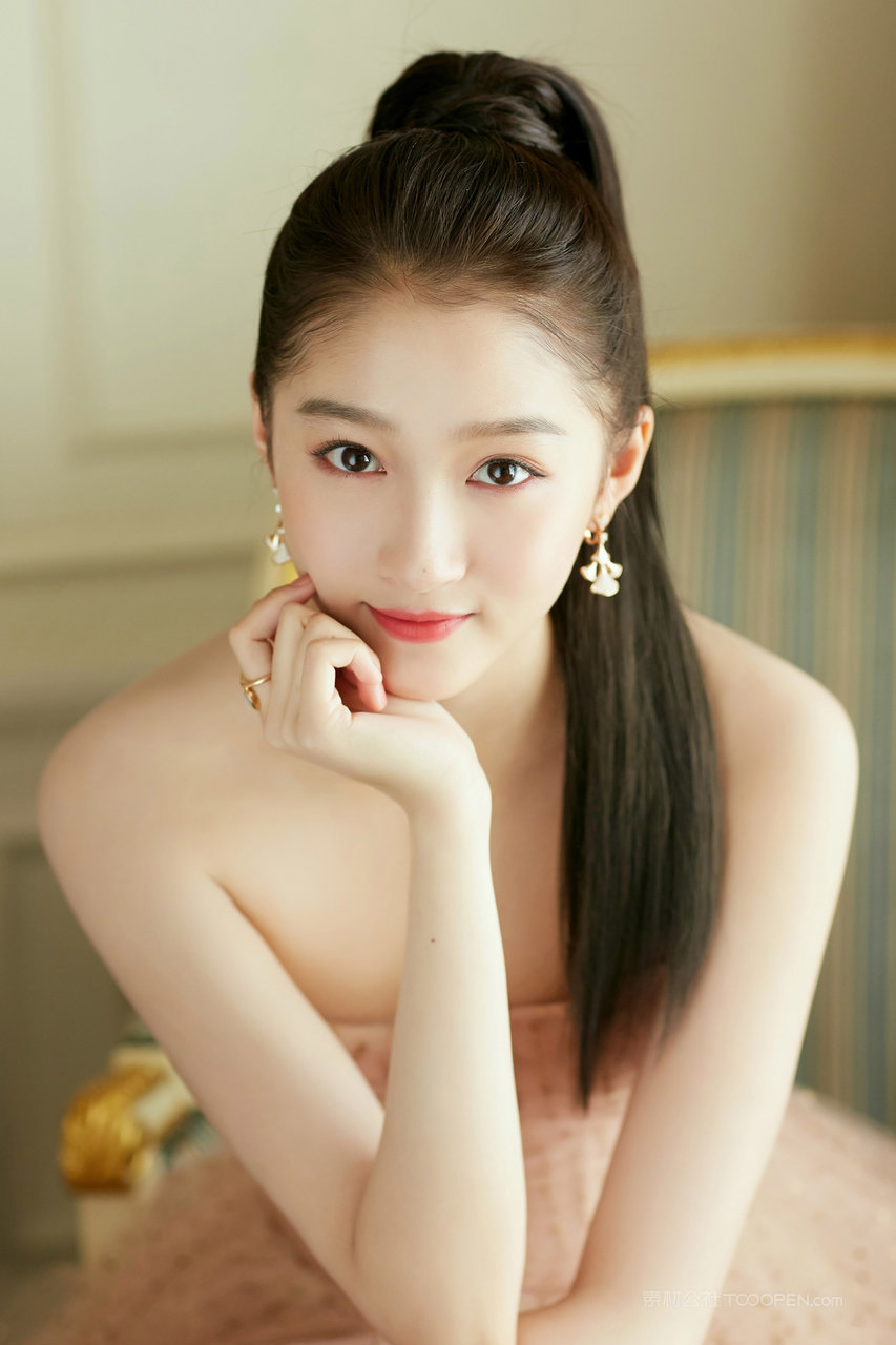 中国美女明星关晓彤扎着马尾辫高清写真图片