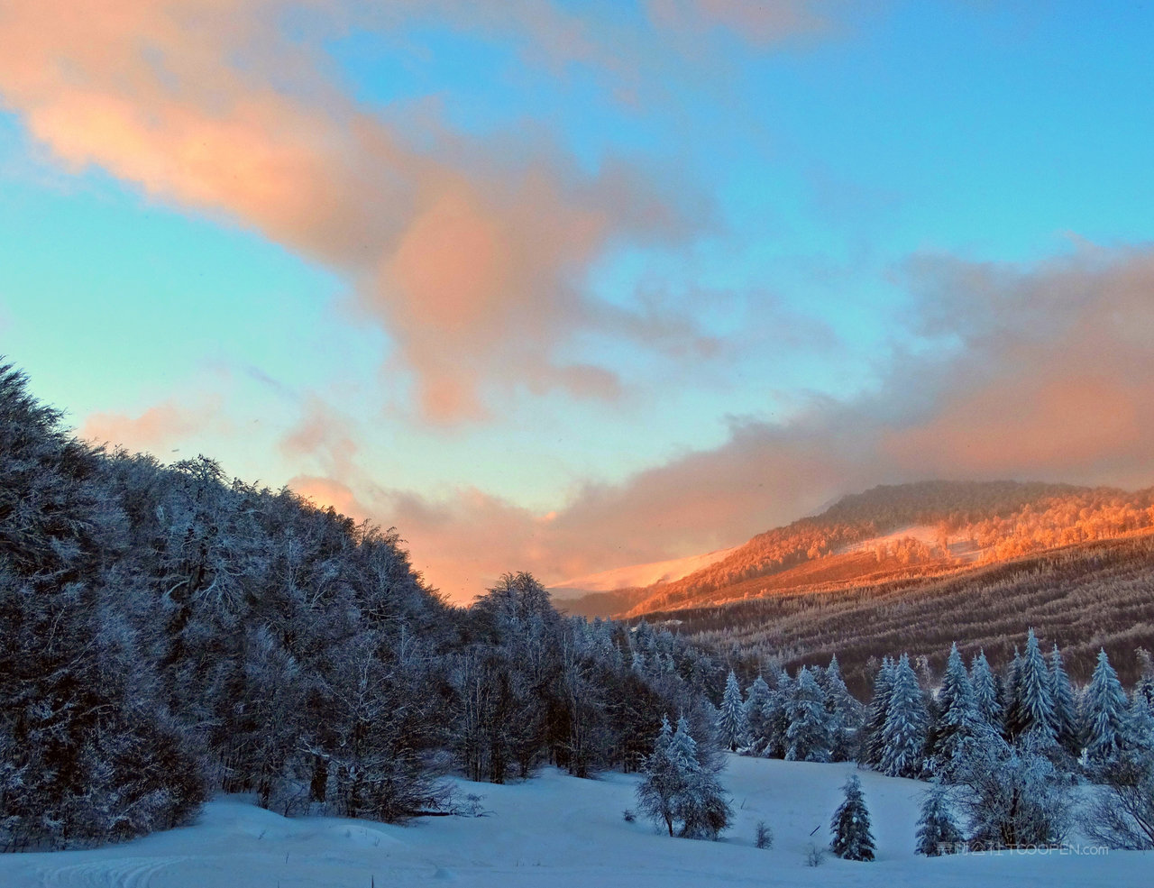 雪山巍峨山脉图片素材