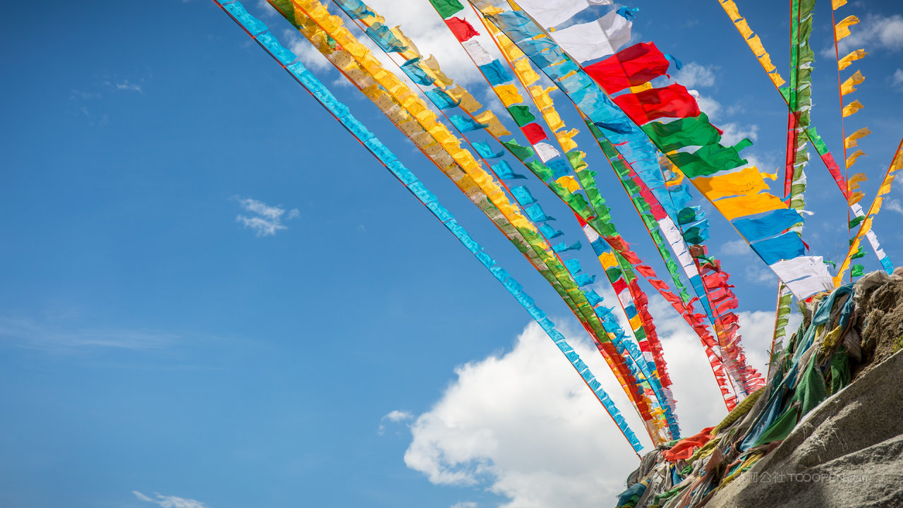西藏蓝天下的经幡风景画