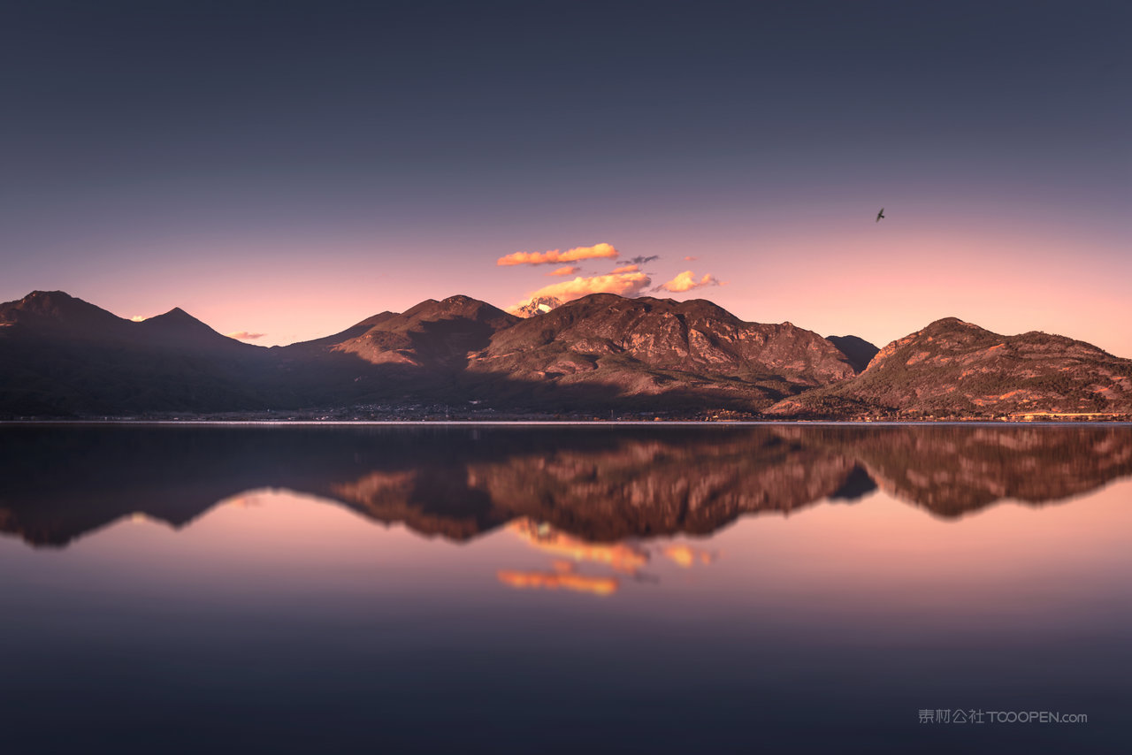 云南丽江拉市海山水倒影