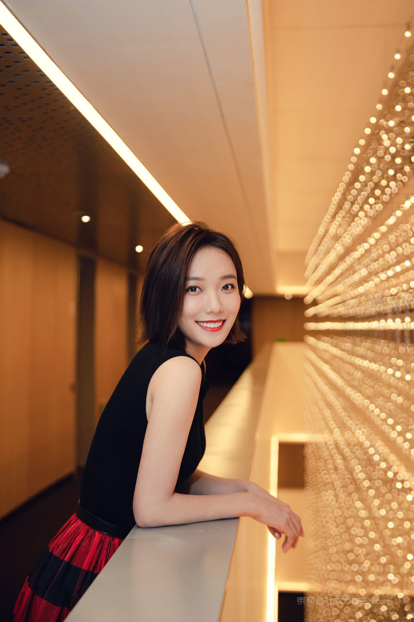 笑容灿烂的女明星王珞丹高清写真图片