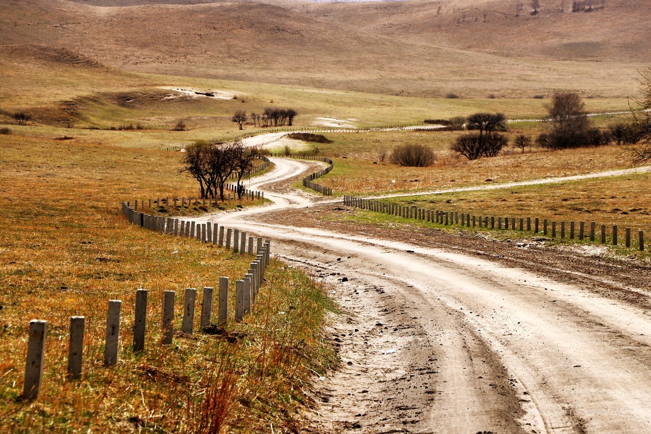 初春的内蒙古乌兰布统草原