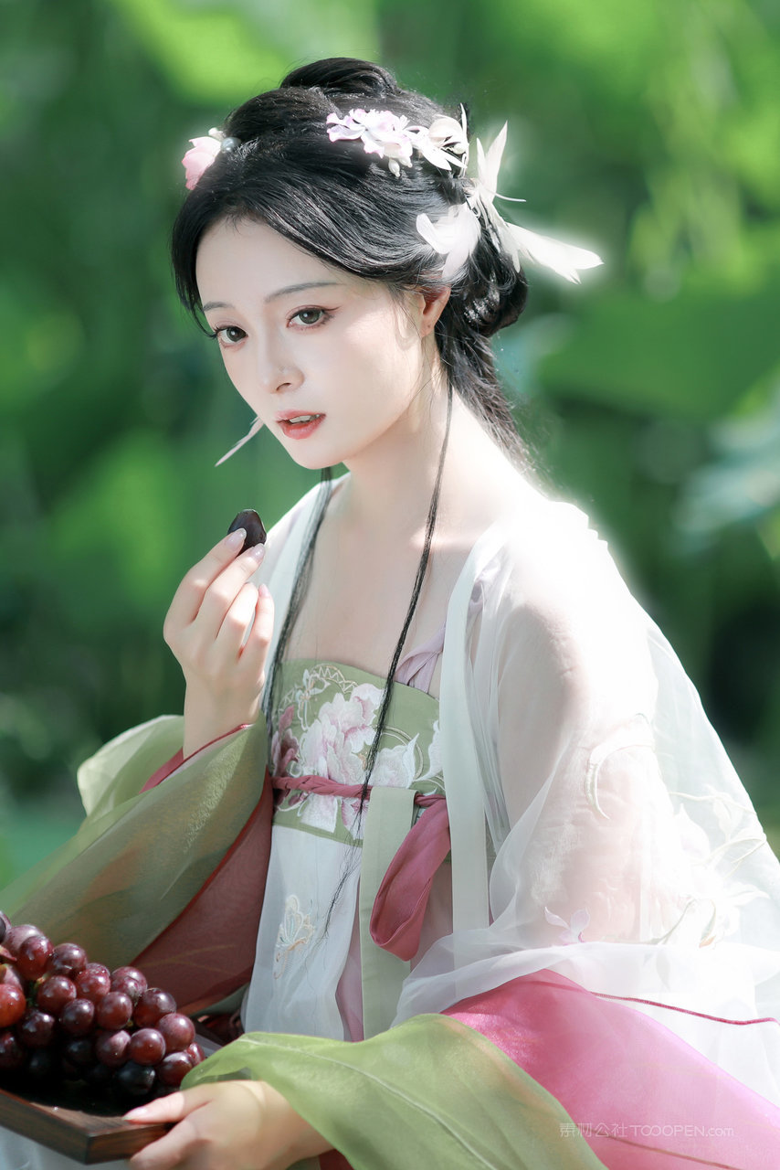 吃葡萄的清纯古装汉服美女798艺术照